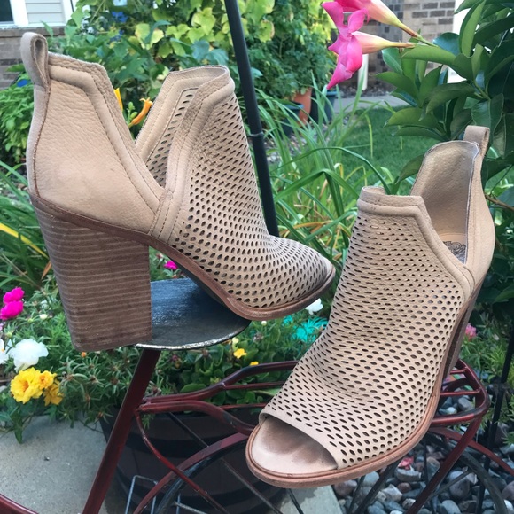 ☘️♥️Vince Camuto Kenza booties ♥️🍀 - Picture 11 of 13
